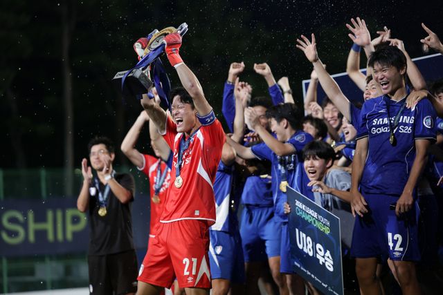 23일 열린 2026 K리그 U18 챔피언쉽에서 우승을 차지한 수원 삼성 U-18 매탄고 선수들이 시상대에서 우승컵을 들어올리며 환호하고 있다. 한국프로축구연맹 제공