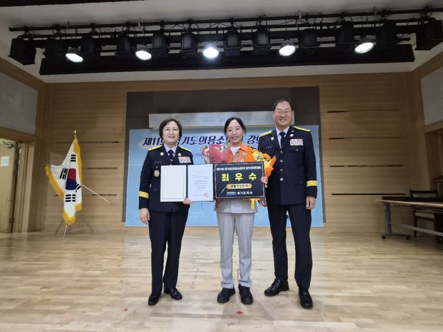 ‘제11회 경기도의용소방대 강의경연대회’ 생활안전분야에서 최우수상을 수상한 김포 다문화의용소방대 소속 이경숙 대원(가운데)이 기념촬영을 하고 있다. 김포소방서 제공