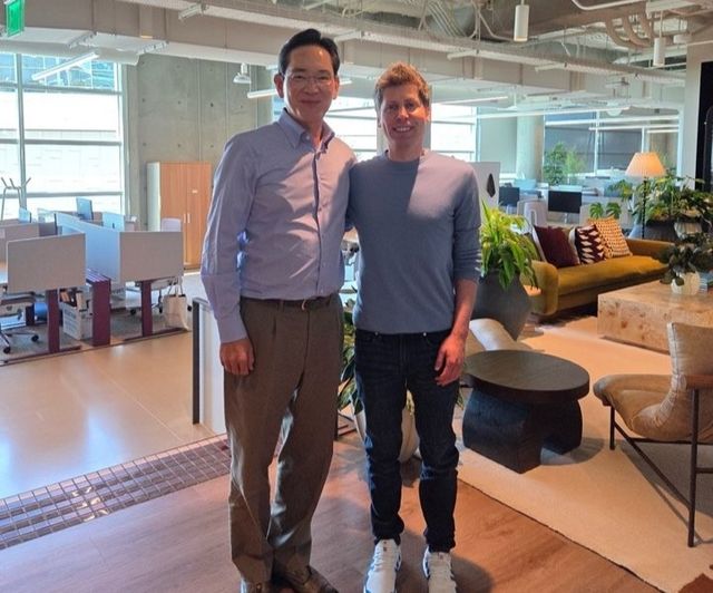이재용 삼성전자 회장과 샘 올트먼 오픈AI 최고경영자(CEO)가 현지시간 25일 미국 샌프란시스코 오픈AI 본사에서 만나 기념 촬영하고 있다. 연합뉴스