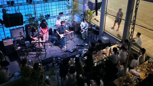 26일 인천 제물포구 라이브클럽 인천맥주호랑이에서 밴드 산보가 공연을 펼치는 가운데, 관객들이 휴대전화로 무대를 촬영하고 공연장 밖 시민들도 발걸음을 멈춘 채 이를 지켜보고 있다. 장민재기자
