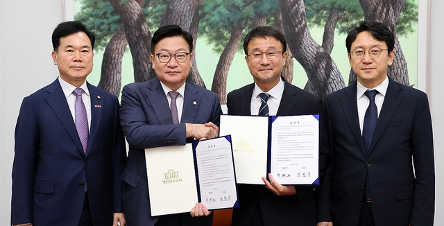 더불어민주당 한병도 대표 직무대행 겸 원내대표와 국민의힘 정점식 원내대표가 지난 21일 국회 운영위원장실에서 선관위 투표용지 부족 사태에 따른 특검법안 합의문에 서명한 뒤 기념 촬영을 하고 있다. 왼쪽부터 국민의힘 김승수 원내운영수석부대표, 정 원내대표, 더불어민주당 한 대표 직무대행, 천준호 원내운영수석부대표. 연합뉴스