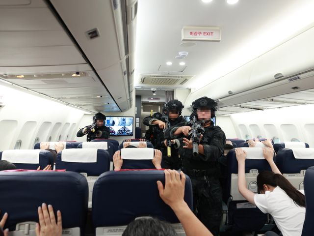 경인여자대학교 항공서비스학과가 경찰청 경찰특공대, 이스타항공과 함께 항공기 내 테러 상황 대응훈련을 하고 있다. 경인여자대학교 제공