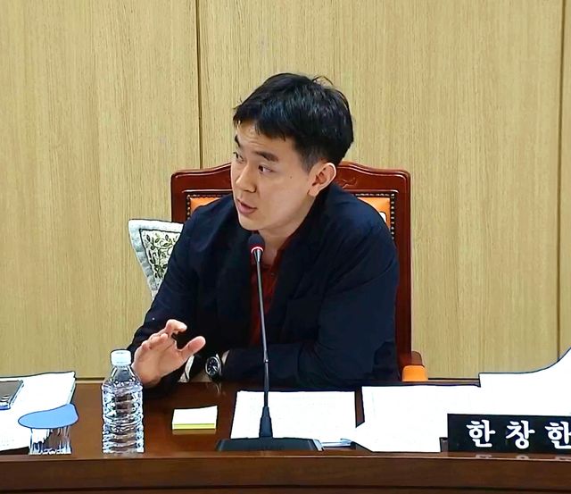 한창한 인천 영종구의회 의원이 지난 24일 별정직 공무원 정원 확대는 신중해야 한다고 발언하고 있다. 영종구의회 제공