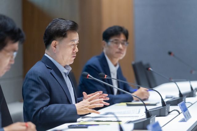 박승원 광명시장이 지난해 8월 시청 컨퍼런스룸에서 열린 광명시흥 신도시 주민대책위원회와의 간담회에 참석해 발언하고 있다. 광명시 제공
