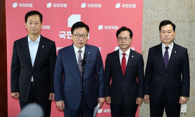 국민의힘 정점식 원내대표가 27일 국회에서 상임위 배정을 둘러싼 권영진 의원과의 충돌 논란과 관련해 입장을 밝히고 있다. 연합뉴스