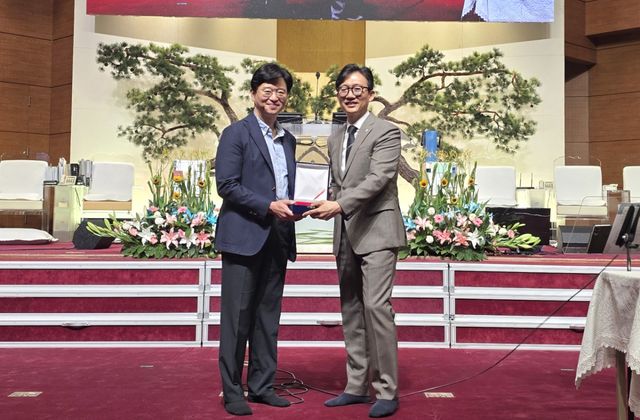 지난 25일 부천시 오정구 솔로몬교회에서 열린 ‘제1회 복사골 청춘학당’ 행사에서 혜원의료재단 세종병원 박진식 이사장(사진 왼쪽)이 솔로몬교회 홍성익 담임목사로부터 공로패를 받으며 기념 촬영하고 있다. 부천세종병원 제공