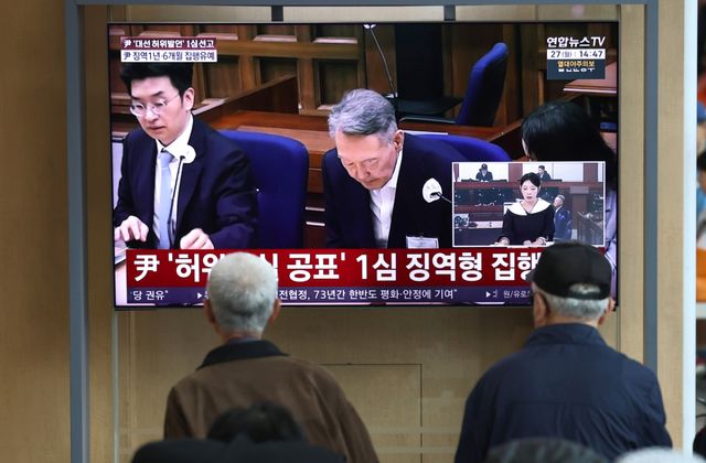 대선후보 시절 허위사실을 공표한 혐의로 기소된 윤석열 전 대통령 1심 선고 공판이 열린 27일 서울역에서 관련 방송이 생중계되고 있다. 이날 법원은 공직선거법 위반 혐의로 기소된 윤 전 대통령에게 징역 1년 6개월에 집행유예 3년을 선고했다. 연합뉴스