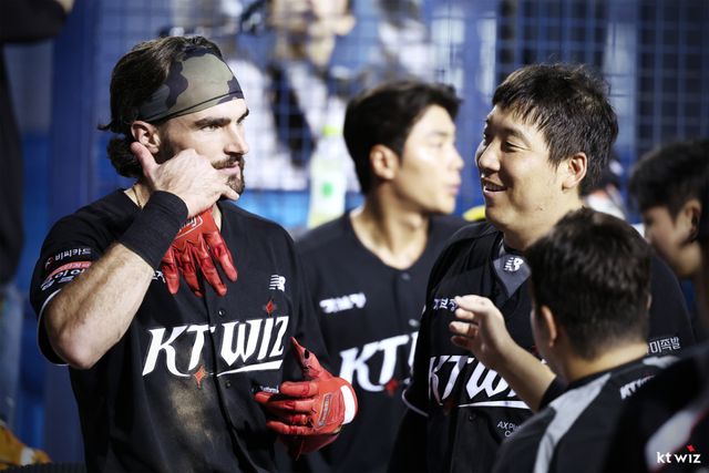 9연승 기간 맹타를 휘두른 샘 힐리어드(왼쪽). KT 제공