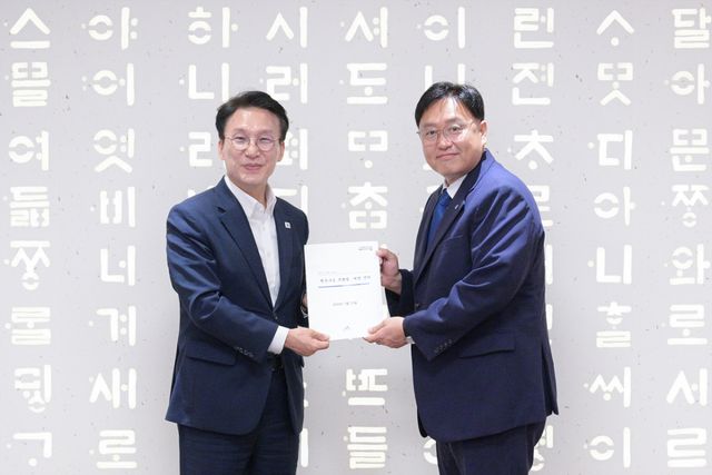 김민석(왼쪽) 전 국무총리가 27일 세종시청을 방문해 조상호 세종시장으로부터 ‘행정수도특별법’ 제정 건의서를 건네받고 있다. 세종시 제공