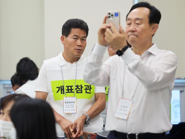 재검표 현장을 찾은 전 한국사 강사 전한길 씨(왼쪽)와 천영기 전 통영시장(오른쪽). 연합뉴스