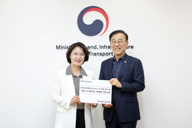 추미애 경기도지사가 27일 김윤덕 국토교통부 장관을 만나 경기남부광역철도를 비롯한 경기도의 주요 철도사업을 제5차 국가철도망 구축계획에 반영해 달라고 요청했다. 경기도 제공