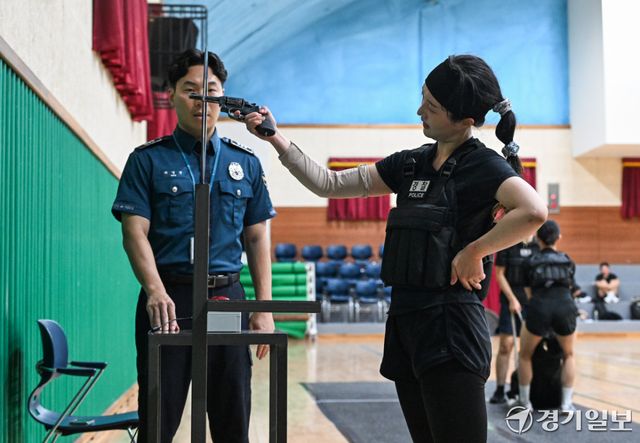 27일 오전 수원특례시 팔달구 삼일공업고등학교에서 열린 '경찰 순환식 체력검사 전국 체험행사'에서 경찰 지망생들이 순환식 체력검사를 체험하고 있다. 이번 행사는 경찰을 희망하는 국민들에게 체력 검정을 체험하는 공익의 목적으로 기획됐다. 윤원규기자