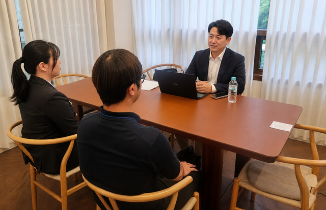 대진대학교 대학일자리플러스센터가 마련한 모의면접 프로그램에서 참여 학생들이 실제 채용 상황을 가정한 면접을 진행하고 있다. 대진대 제공