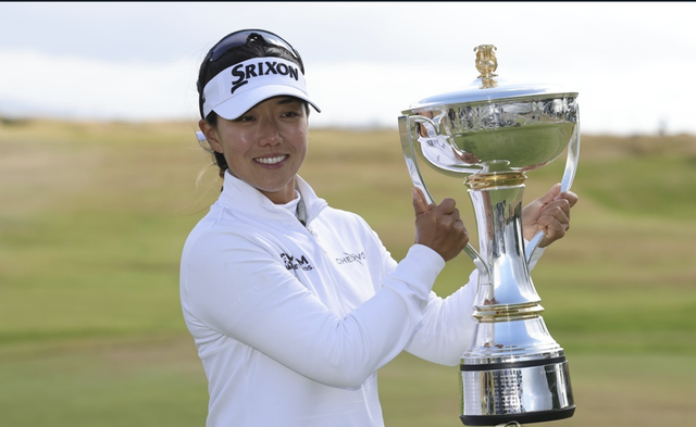 신지은이 26일 영국 스코틀랜드 노스 에어셔 던도널드 링크스에서 끝난 LPGA 투어 ISPS 한다 스코틀랜드 여자오픈에서 우승한 뒤 트로피를 들고 기뻐하고 있다. AP=연합뉴스