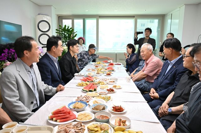 24일 포천동 유한아파트 경로당 개소식에서 백영현 포천시장과 김용태 국회의원, 서과석 포천시의회 의장을 비롯한 참석자들이 어르신들과 담소를 나누고 있다. 포천시 제공