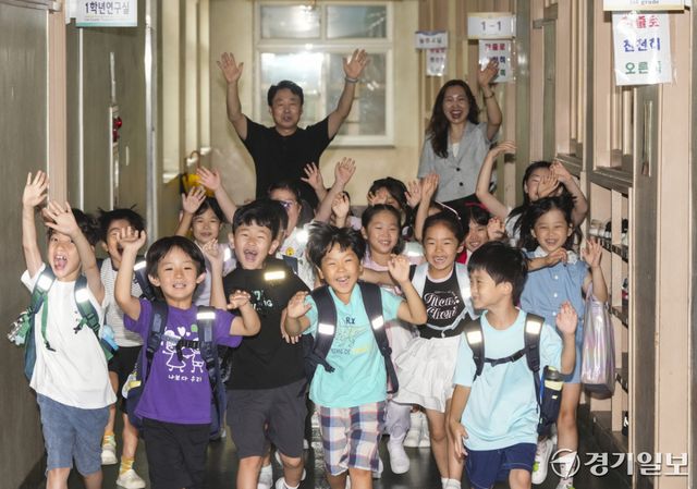 27일 오전 하계 방학식이 열린 수원특례시 효천초등학교에서 1학년 학생들이 환하게 웃으며 선생님들의 배웅과 함께 하교하고 있다. 홍기웅기자