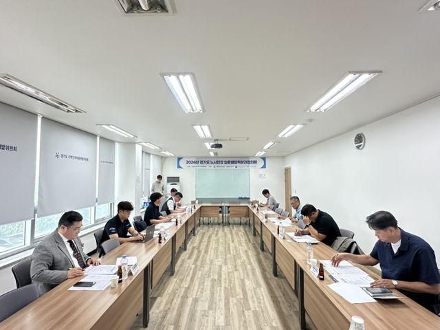 지난 24일 열린 ‘2026년 제2차 업종별협력 분과협의회’에서 참가자들이 회의를 진행하고 있다. 경기도 노사민정협의회 제공