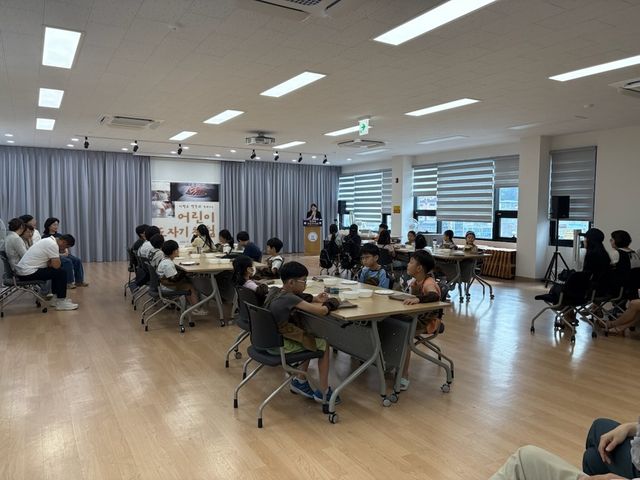광주시 쌍령동 주민자치회는 지난 25일 쌍령동 주민자치센터에서 문화예술교육분과 자치계획 사업인 ‘어린이 도자기 체험’을 운영했다. 광주시 제공