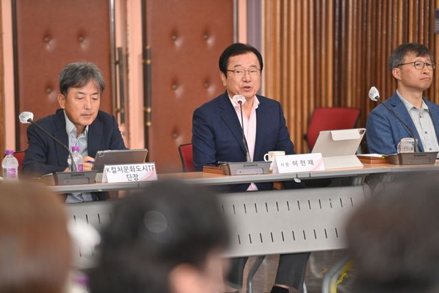 이현재 하남시장이 민선 9기를 맞아 첫 시민참여 주간회의를 진행하며 미래사업과 관련해 청사진을 제시하고 있다. 하남시 제공