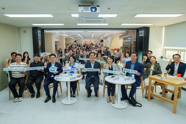 28일 오후 의정부 소재 경기북부청년지원센터 개소식에서 김현삼 경기도미래세대재단 대표이사, 김원기 의정부시장 등 내외빈들과 경기북부 청년들이 기념촬영을 하고 있다. 경기도 제공