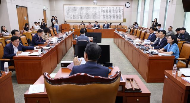 김승원 소위원장(수원갑)이 지난 27일 국회에서 열린 법제사법위원회 법안심사제1소위원회에서 의사 진행을 하고 있다. 연합뉴스