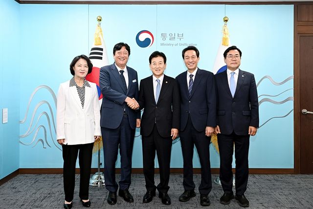 손배찬 파주시장(왼쪽 두 번째)이 통일부가 주최한 ‘제2차 접경지역 평화안전 연석회의’에 참석해 정동영 통일부 장관, 추미애 경기도지사와 기념촬영을 하고 있다. 파주시 제공