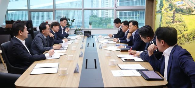 남종섭 경기도의회 의장과 안광률 민주당 대표의원 등이 28일 전남광주통합특별시의회 의장 등과 만나 지방의회법 제정을 위한 논의를 하고 있다. 경기도의회 제공.