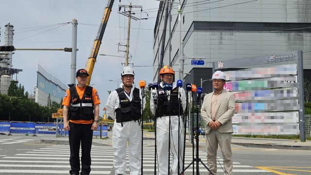 28일 소방, 경찰, 국립과학수사연구원 등으로 이뤄진 합동감식팀이 이날 오전 현장감식을 마치고 언론브리핑을 하고 있다. 박기웅기자