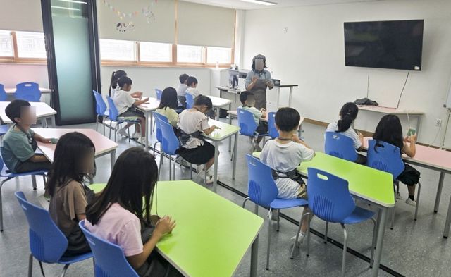 27일 가평초등학교에서 열린 온동네 돌봄·교육센터 여름방학 특별프로그램에서 학생들이 목재를 직접 다듬고 조립하며 목공체험을 하고 있다. 가평교육지원청 제공