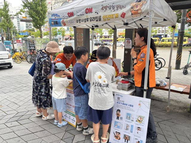 안양소방서는 평촌 학원가 일대에서 시민과 청소년을 대상으로 ‘찾아가는 안전 팝업스토어’를 개최했다. 안양소방서 제공