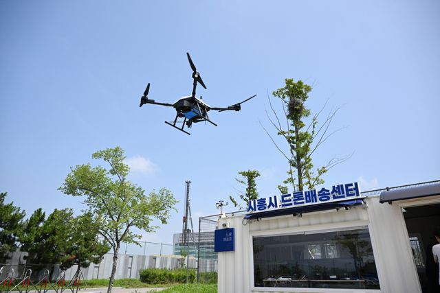 28일 오전 11시, 시흥시 배곧한울공원. 기자가 주문한 피자가 관제센터를 통해 주문지로 배송되고 있다. 시흥시 제공