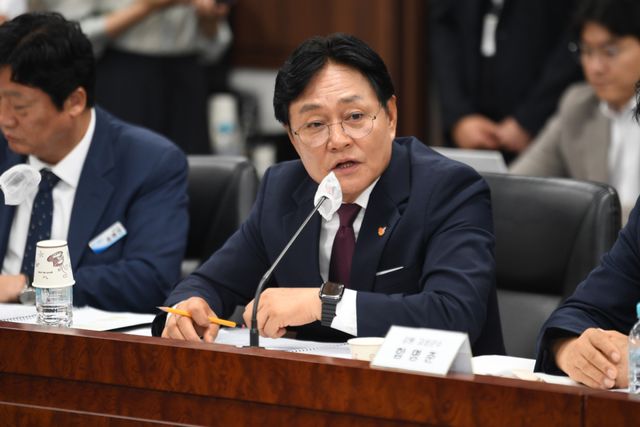 27일 통일부의 '접경지역 평화안전 연석회의'에 참석해 정부 지원 확대를 요청하고 있는 박용철 강화군수. 강화군 제공