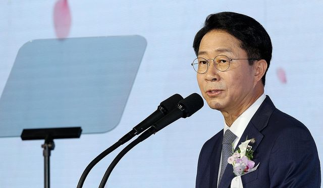 조정식 국회의장이 17일 서울 여의도 국회에서 열린 제78주년 제헌절 경축식에서 경축사를 하고 있다. 연합뉴스