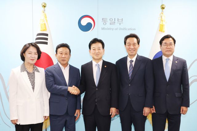 (왼쪽 두번째) 장정민 옹진군수와 (가운데) 정동영 통일부 장관 등이 ‘접경지역 평화안전 연석회의’를 마친 뒤 기념촬영을 하고 있다. 옹진군 제공