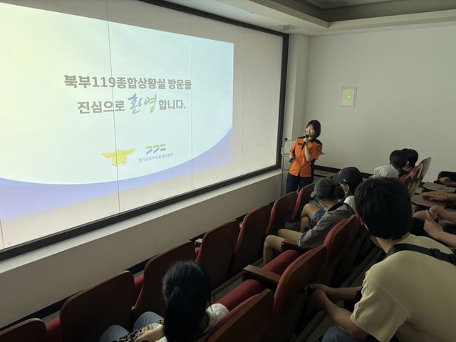 13일 포천소방서가 경기공유학교와 연계해 참가 청소년들을 대상으로 학교 밖 지역 교육자원을 활용한 화재·생활안전 교육을 진행하고 있다. 포천소방서 제공