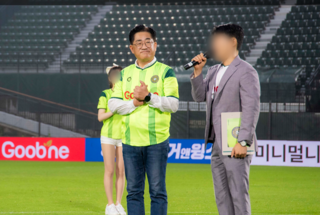 김포FC 유니폼을 입고 있는 이기형 김포시장. 김포FC 홈페이지 갈무리