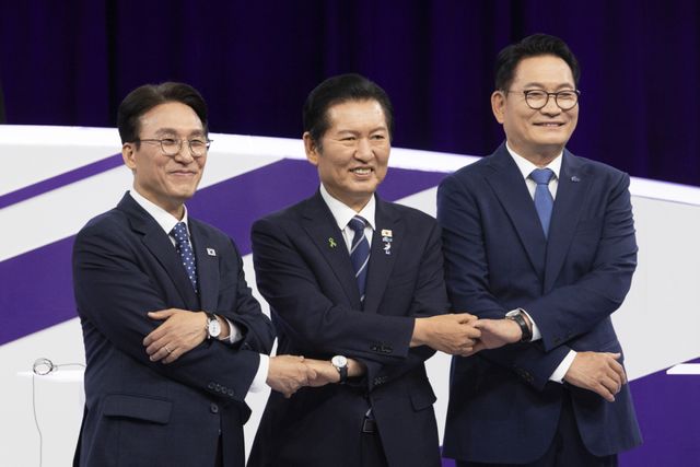 29일 서울 마포구 MBC에서 열린 더불어민주당 당 대표 선출을 위한 후보자 방송토론회에서 김민석(왼쪽부터), 정청래, 송영길 후보가 기념 촬영을 하고 있다. 연합뉴스