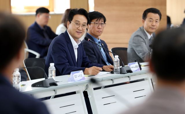 안민석 경기도교육감이 29일 조원청사에서 진행된 (가칭)경기교육위원회 소통 협의회에서 인사말을 하고 있다. 경기도교육청 제공