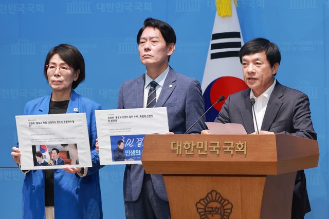 더불어민주당 최고위원 후보인 이성윤·한민수·최민희 의원이 지난 22일 국회 소통관에서 김민석 당 대표 후보가 제기한 '신천지' 관련 의혹과 관련해 근거 제시를 요구하는 기자회견을 하고 있다. 연합뉴스
