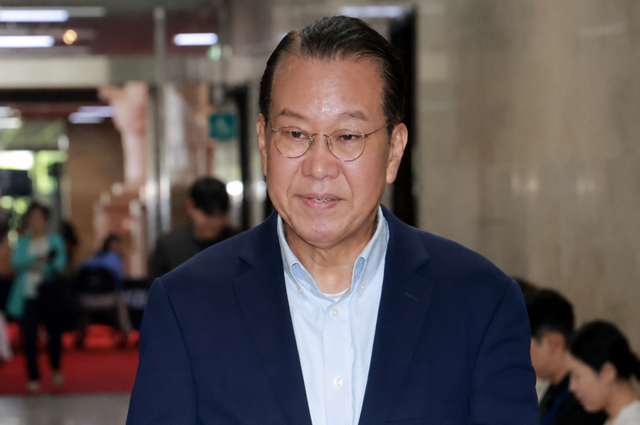 국민의힘 권영세 의원이 13일 국회에서 열린 국민의힘 정점식 원내대표와 4·5선 의원 간 간담회에 참석하고 있다. 연합뉴스