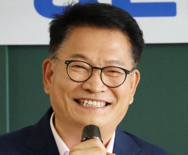 더불어민주당 송영길 당 대표 후보가 28일 오후 청주의 한 카페에서 당원들과 타운홀 미팅을 갖고 있다. 연합뉴스