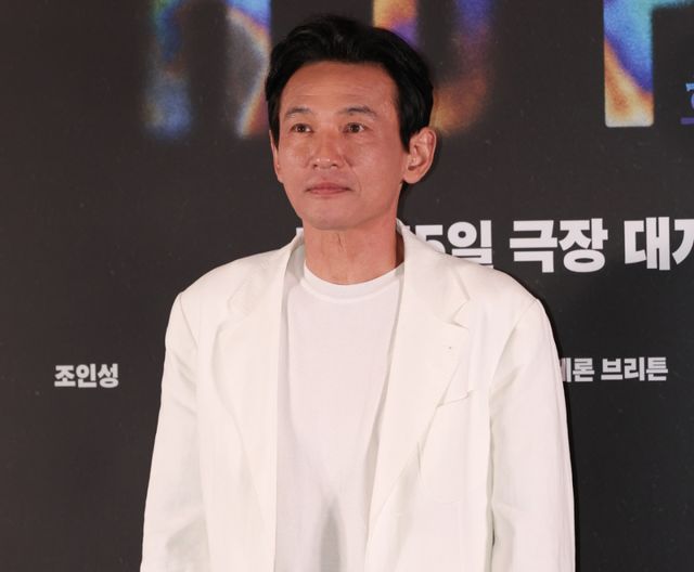 배우 황정민이 6일 서울 강남구 삼성동 코엑스 메가박스에서 열린 영화 '호프' 시사회 및 기자간담회에서 포즈를 취하고 있다. 연합뉴스