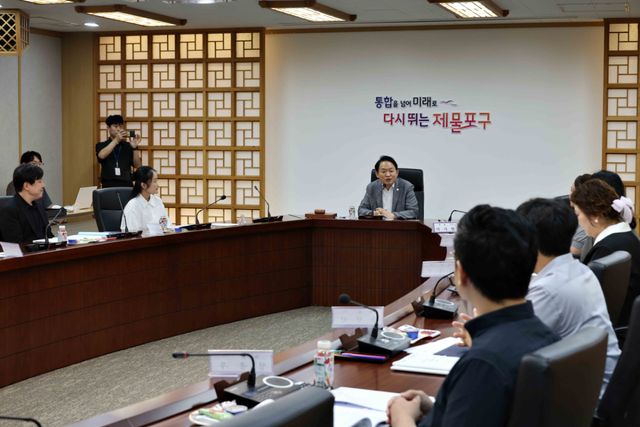 김찬진 구청장이 최근 제물포구청 갈매기홀에서 열린 ‘2026년 보육정책위원회 위촉식 및 회의’에서 발언하고 있다. 구 제공