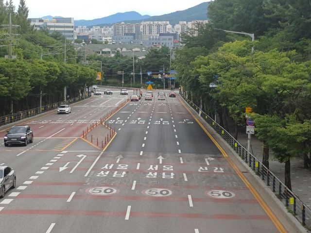 용인특례시 수지구 풍덕천동 우성빌라삼거리의 기존 도로의 차로 폭이 조정됐다. 용인특례시 제공