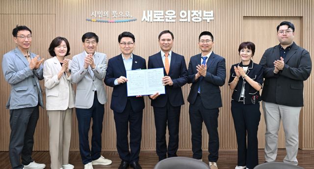 김원기 의정부시장(가운데)이 29일 윈메이트 켄 루 회장에게 투자의향서를 전달받은 뒤 함께 기념촬영을 하고 있다. 의정부시 제공.