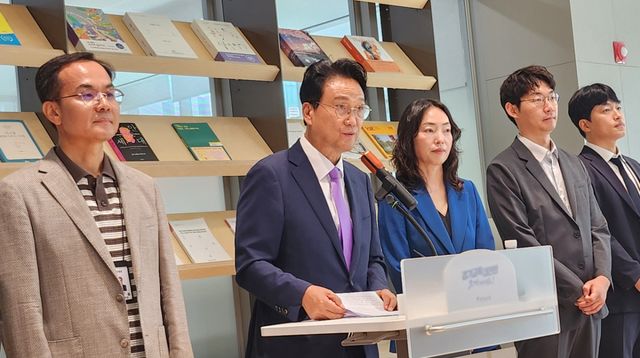 안민석 경기도교육감이 29일 도교육청 남부청사에서 ‘교권보호전담관’ 공개 모집에 대해 기자회견을 하고 있다. 박화선기자
