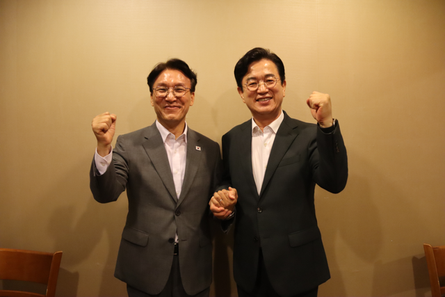 이른 아침 만난 김민석 당대표 후보와 허태정 대전광역시장이 함께 파이팅을 외치고 있다. 더불어민주당 김민석 후보 측 제공