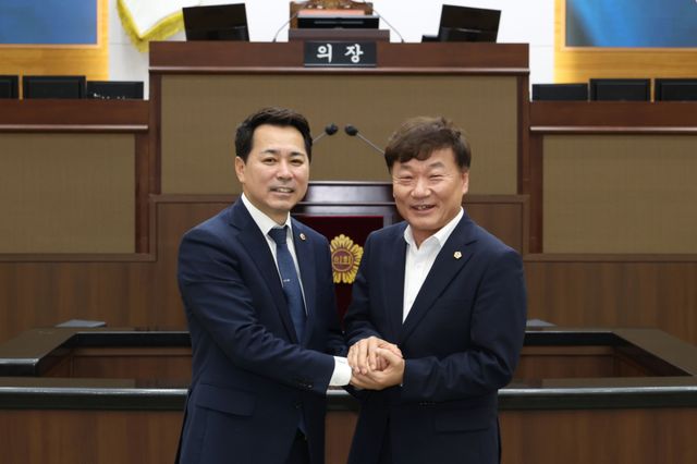 남종섭 경기도의회 의장(오른쪽)과 임만균 서울시의회 의장이 29일 지방의회법 제정을 위한 만남을 한 뒤 기념촬영을 하고 있다. 경기도의회 제공.