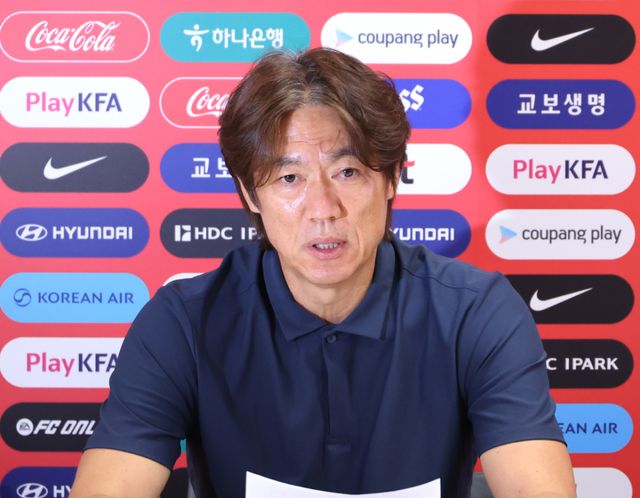 2026 북중미 월드컵에서 32강 진출에 실패한 한국 축구국가대표팀의 홍명보 감독이 6월 29일 멕시코 현지에서 기자회견을 하며 사퇴 의사를 밝히고 있다. 연합뉴스
