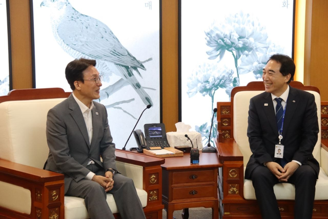 충남도청을 방문한 김민석 당대표 후보가 박수현 충남도지사를 만나고 있다. 더불어민주당 김민석 후보 측 제공